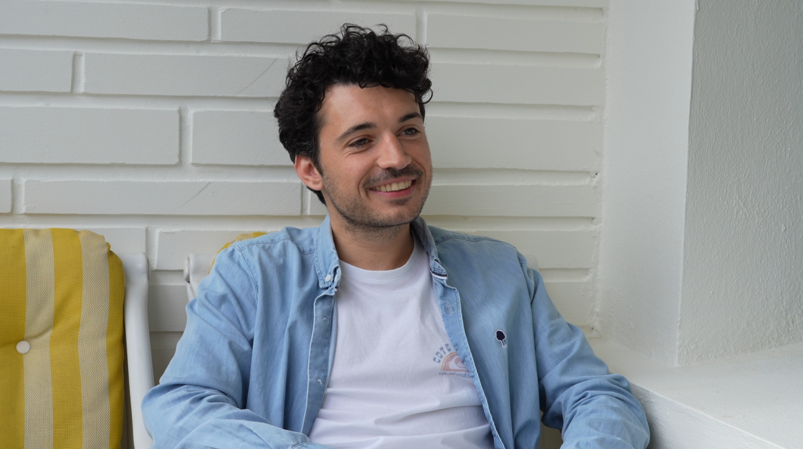 Balise ALT : Marc sourit et est apaisé après avoir été accompagné gratuitement par Keymojo pour sa recherche de locataire, dans le cadre du service Kopilote.